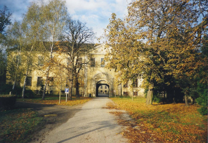 Ost-Fassade mit dem Eingangsportal in den Schlosshof