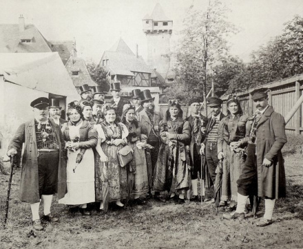 Ältere Festtrachten aus dem Vogtland. Lichtdruck aus einer Mappe zu sächsischen Volkstrachten und Bauernhäusern von 1897.