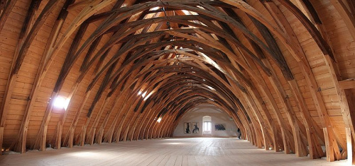 Blick in den Kornhausboden des Vorderschlosses der Burg Mildenstein. Der 1394/95 aus Tannenholz gefertigte Boden diente als Speicher für das zu entrichtende Zinsgetreide. Er ist einer der größten und besterhaltendsten mittelalterlichen Dachstühle in Deutschland.(5)