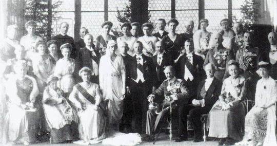 Hochzeit Ernst Heinrich von Sachsen mit Sophie von Luxemburg, unter den Gästen Priester H. Infalt (3. von li).(2)