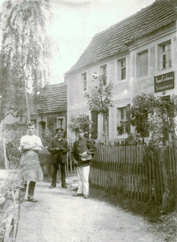  Herr Lochmann wohnte in Düben im Rosengäßchen, wie auch am  Schild am Haus zu erkennen ist.  Es war eine alte Schuhmacherfamilie.