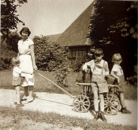 Nina von Stauffenberg mit ihren drei Söhnen