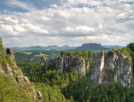 Blick auf den Lilienstein und die Sächsische Schweiz über die Felsen der Bastei (1)