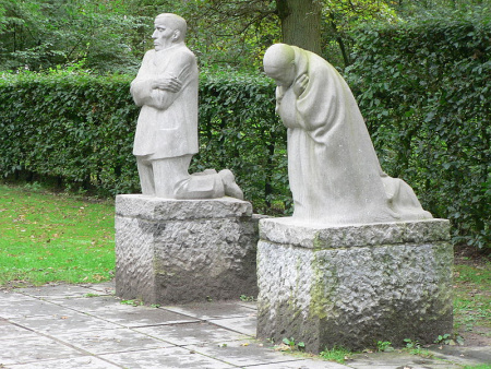 Trauerndes Elternpaar von Käthe Kollwitz; Selbstbildnis auf dem Soldatenfriedhof in Vladslo zu ihrem im 1. Weltkrieg gefallenen Sohn Peter.