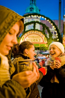 Die sächsischen Weihnachtsmärkte, wie hier in Leipzig, laden zu besinnlischen Stunden ein. Foto: Dirk Brzoska.